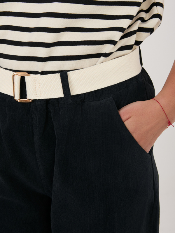 Černé kalhoty se zúženou kalhotou