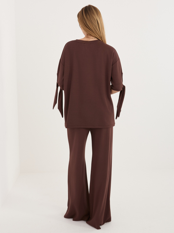 Čokoládový komplet s vázáním na rukávech