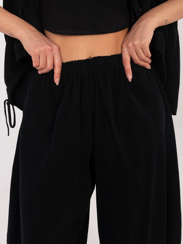 Černé kalhoty z manchesteru