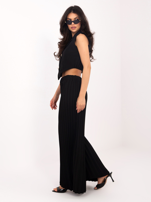 Černý elegantní komplet s plisovanými kalhotami