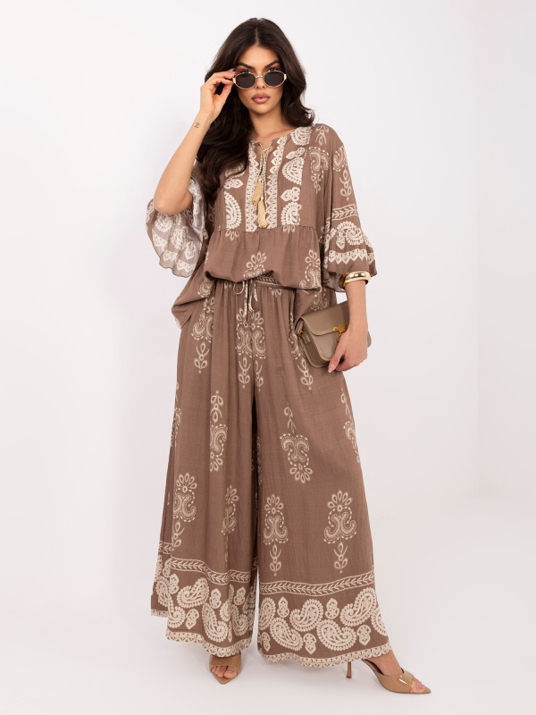 Béžový letní komplet s vázáním při dekoltu