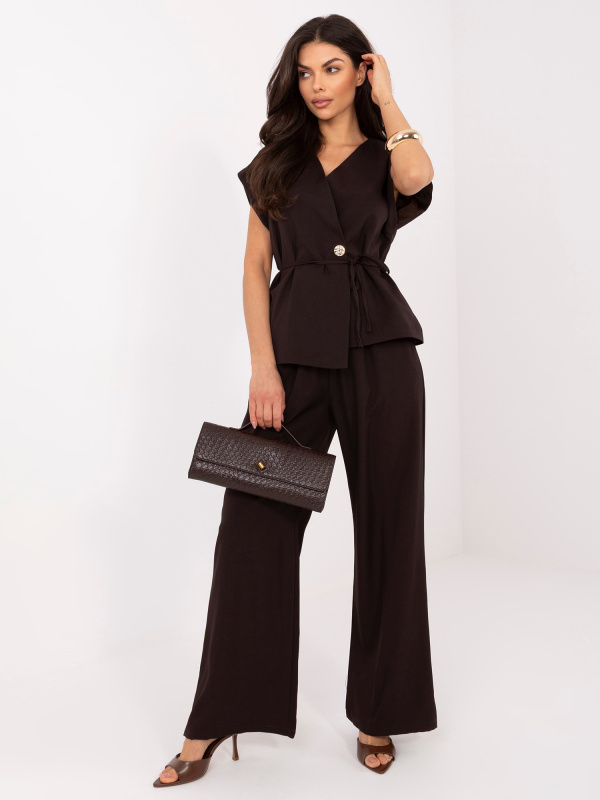 Tmavě hnědý dámský komplet s vestou