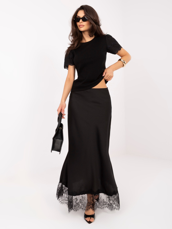 Černá halenka s ažurovým zakončením na rukávech