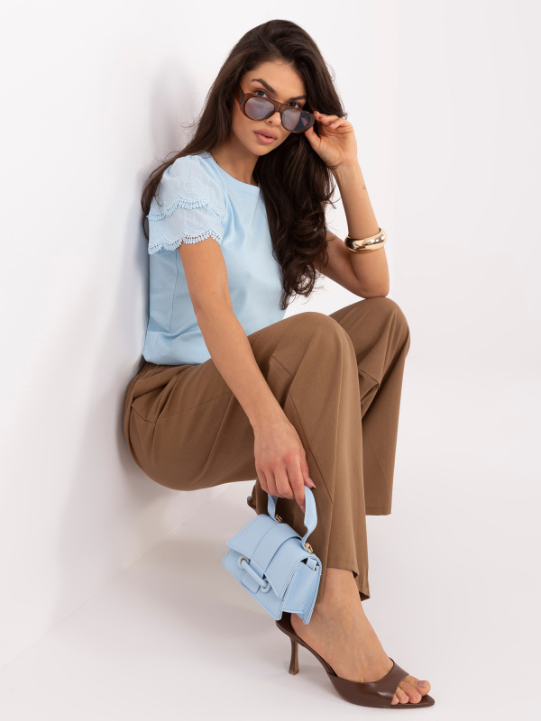 Světle modrá halenka s krátkým rukávem