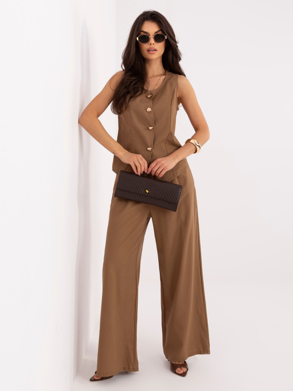 Světle hnědý letní komplet s vestou
