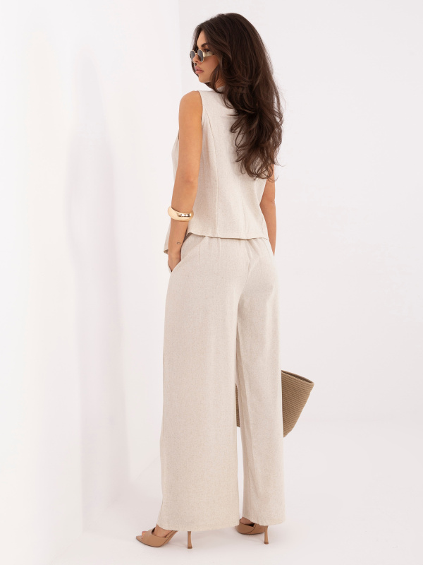 Světlobéžový elegantní komplet na léto