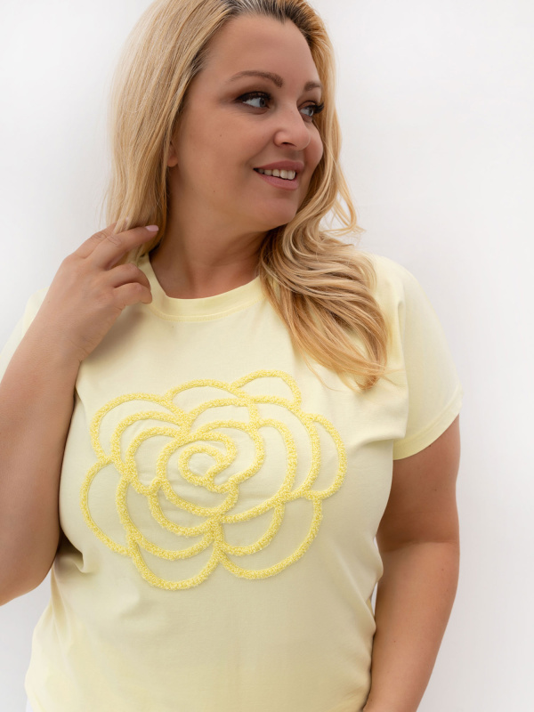 Žluté triko plus size s aplikací