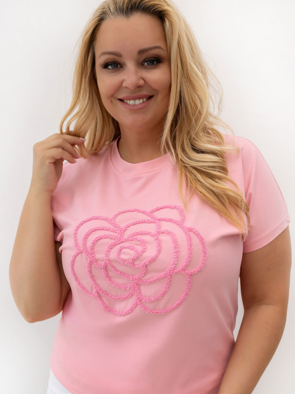 Světle růžové tričko plus size s aplikací