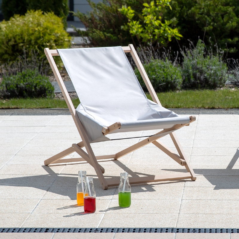 Světle šedé dřevěné zahradní polohovací lehátko Komfort PATIO