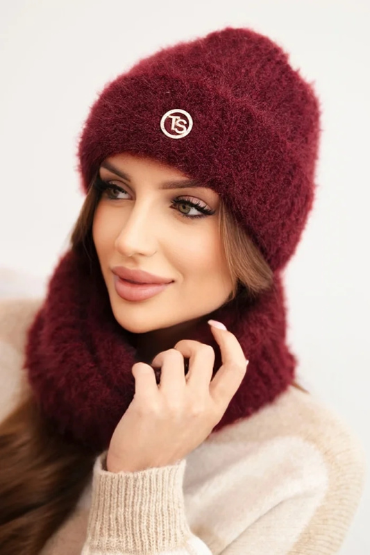 Polski Dámská souprava čepice a šály zimní nadýchaná s ozdobným emblémem Barva: Bordó, Velikost: UNI