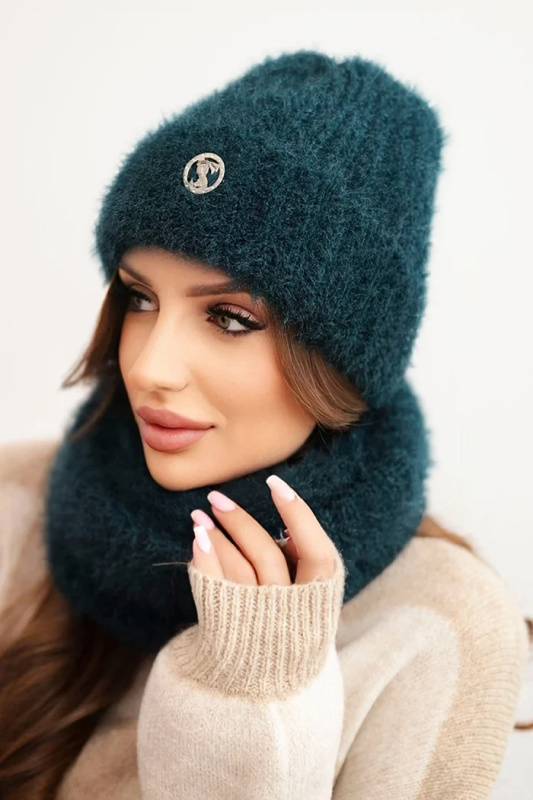 Polski Dámská souprava čepice a šály zimní nadýchaná s ozdobným emblémem Barva: Modrá - tmavě, Velikost: UNI