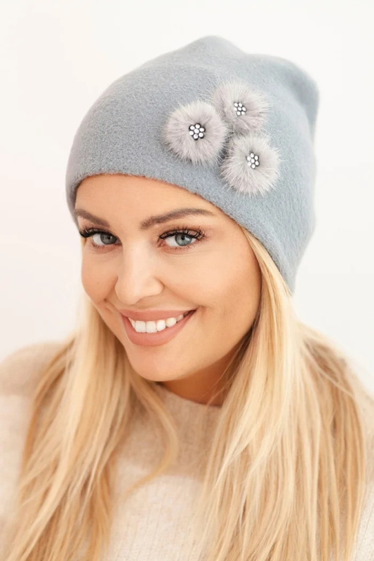 Dámská čepice s ozdobnými chlupatými květy elegantní šedá UNI