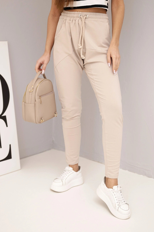 Dámské béžové cargo kalhoty s kapsami a řetízkem