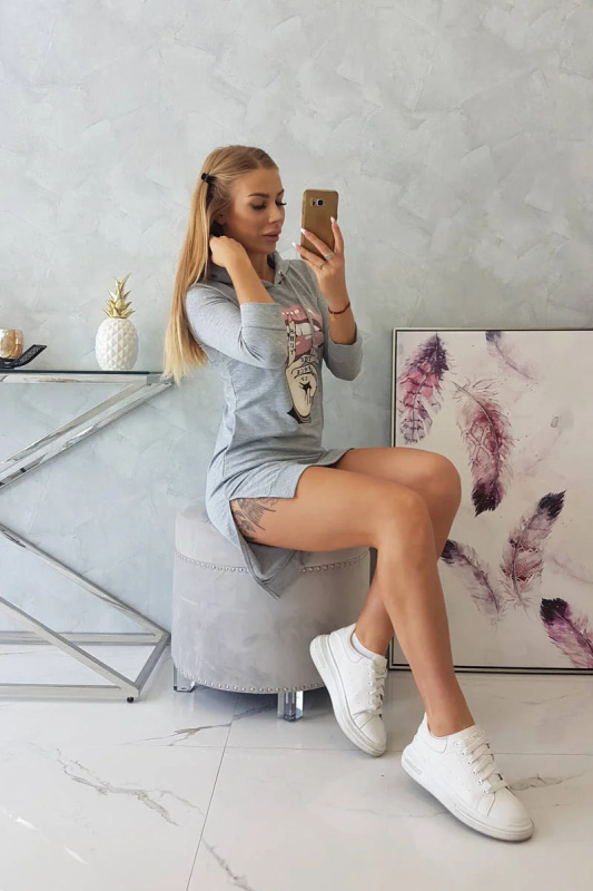 Kesi Šaty Lips s delšími zády a barevným potiskem Barva: Šedá - světle, Velikost: UNI