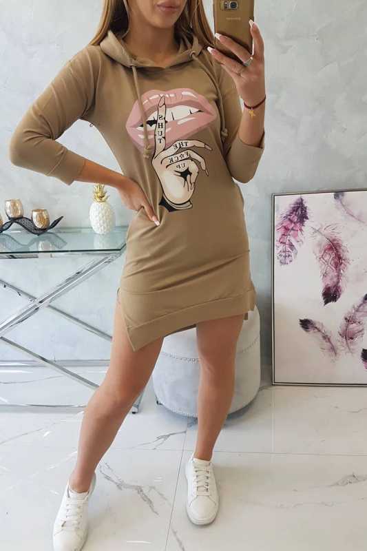 Kesi Šaty Lips s delšími zády a barevným potiskem Barva: Hnědá, Velikost: UNI