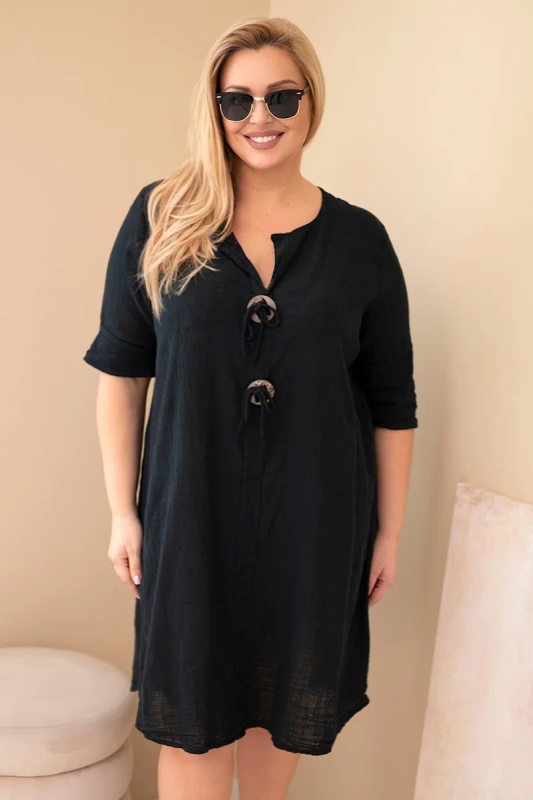 Kesi Dámské bavlněné šaty ve velikosti Plus s vázáním u výstřihu černá Barva: Černá, Velikost: UNI