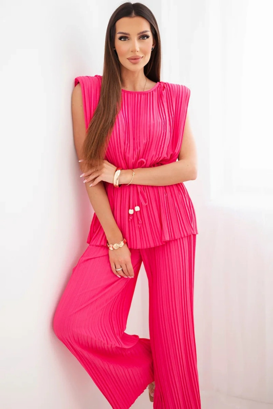 Růžová plisovaná souprava s vázanou blůzkou