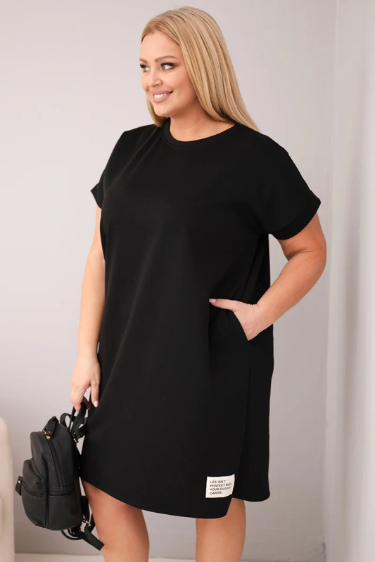 Černé plus-size šaty s krátkým rukávem a kapsami