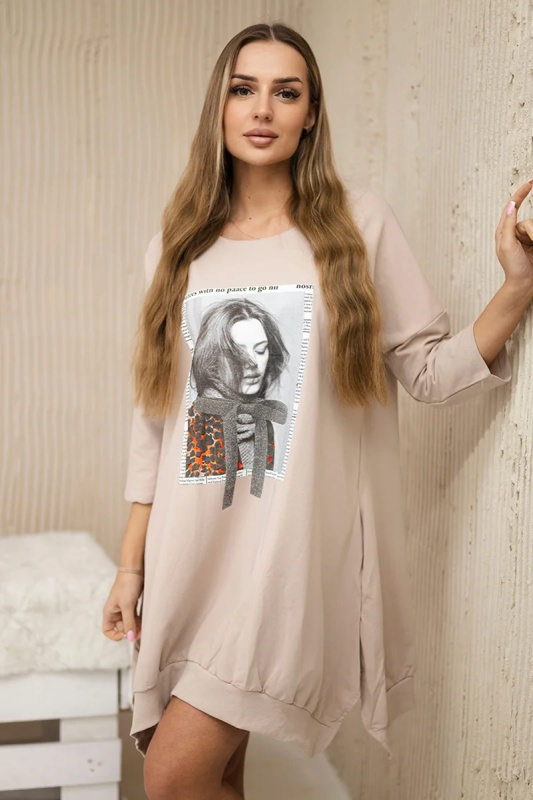 Kesi Šaty 9007 s potiskem a rozšířeným spodním dílem Barva: Béžová, Velikost: UNI