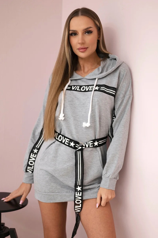 Kesi Šaty 0140 zdobené stuhou s nápisem Barva: Šedá, Velikost: UNI