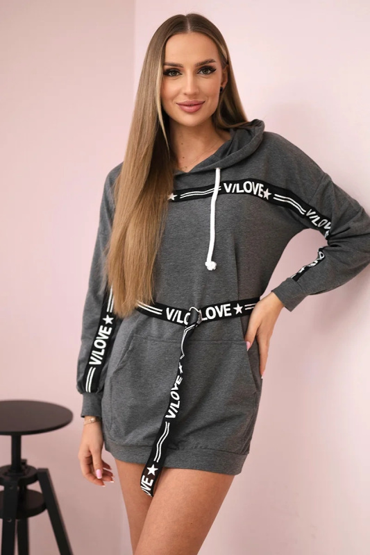 Kesi Šaty 0140 zdobené stuhou s nápisem Barva: Šedá - tmavě, Velikost: UNI