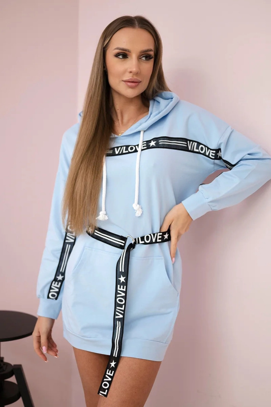 Kesi Šaty 0140 zdobené stuhou s nápisem Barva: Modrá, Velikost: UNI