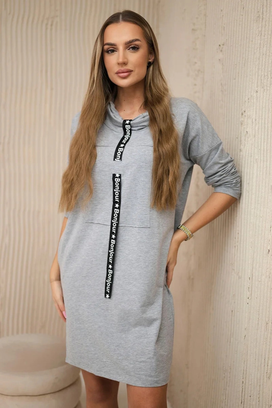 Kesi Šaty 0153 s ozdobným lemem Barva: Šedá, Velikost: UNI