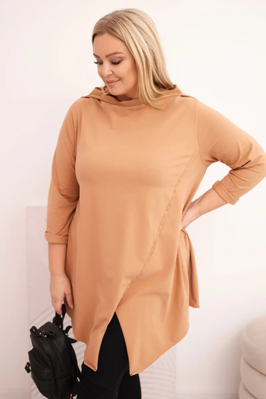 Plus size asymetrická halenka s rolovanými rukávy