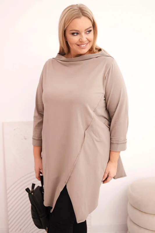 Plus size asymetrická halenka s ohrnutými rukávy