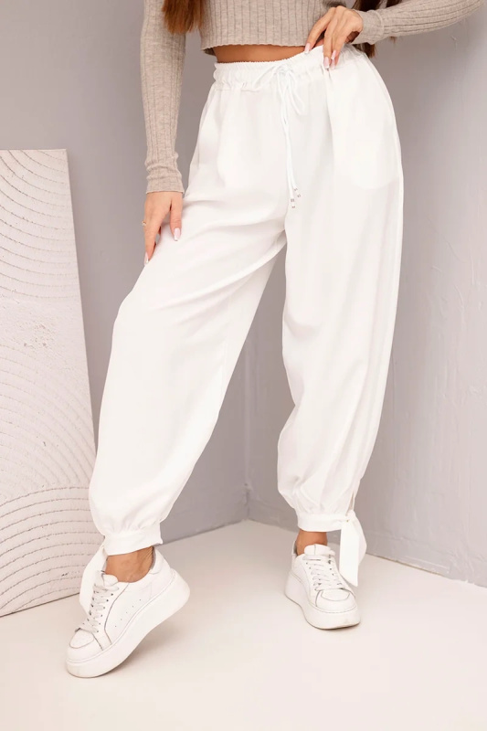Bílé kalhoty s vázáním na spodku