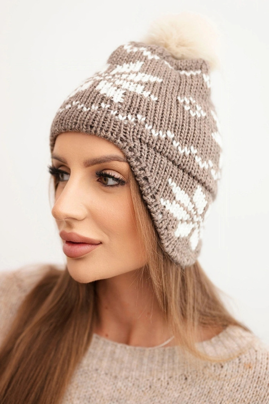 Dámská zimní čepice se vzorem vloček a bambulí