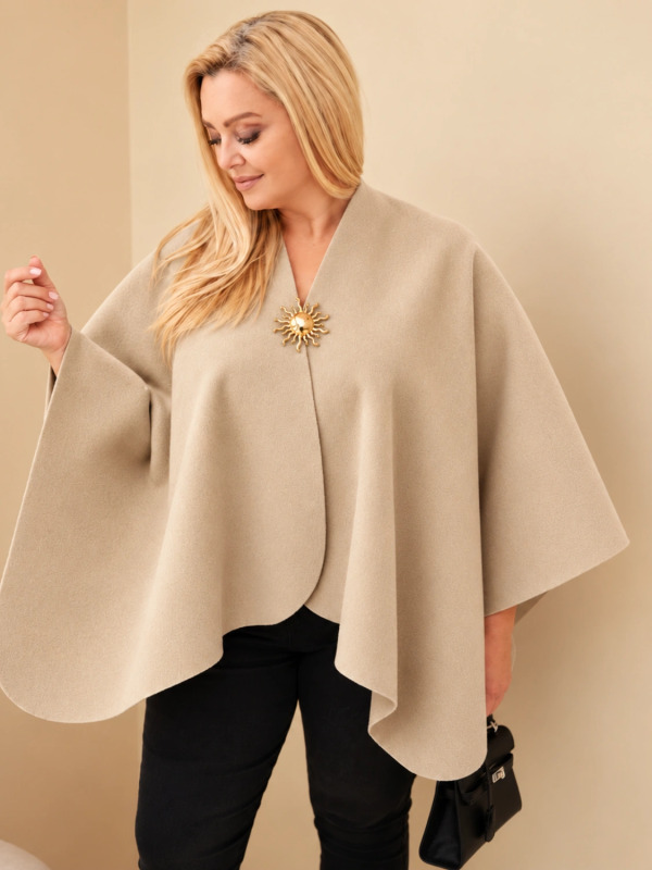 Kesi Dámské pončo Plus Size s broží světlá camelová Barva: Hnědá, Velikost: UNI