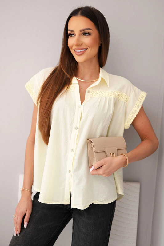 Dámská halenka košilového stylu s krajkou žlutá