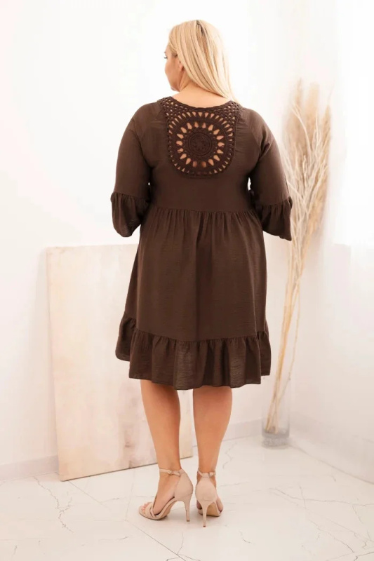 Kesi Viskózové šaty Plus Size 21597 s ozdobou na zádech Barva: Hnědá, Velikost: UNI