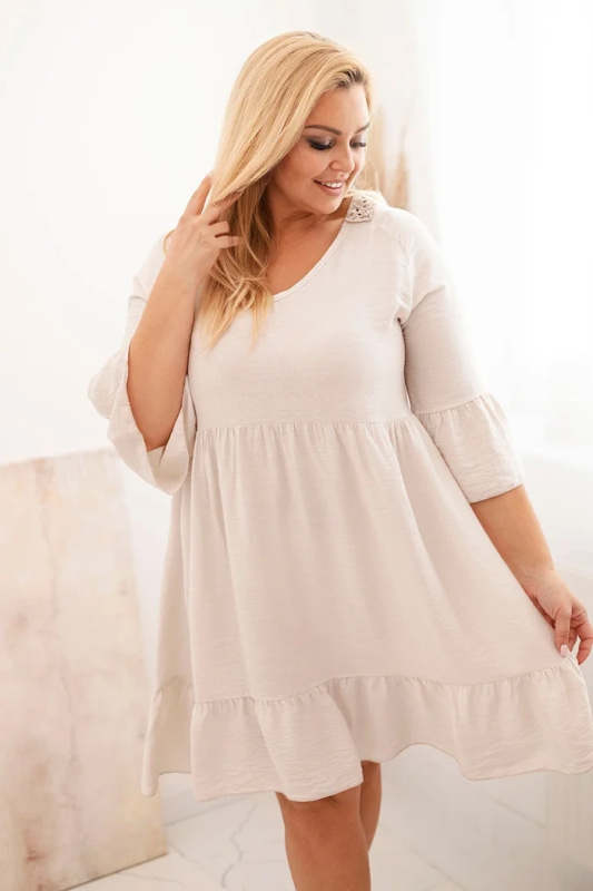 Kesi Viskózové šaty Plus Size 21597 s ozdobou na zádech Barva: Béžová, Velikost: UNI