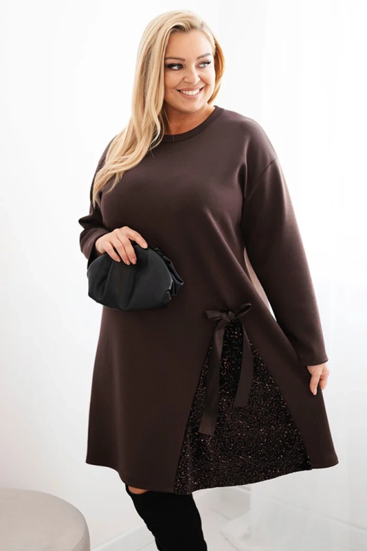 Kesi Dámské šaty Plus Size s ozdobným vsadkou s flitry Barva: Hnědá, Velikost: UNI