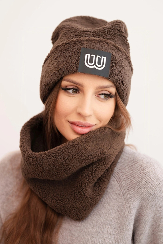 Dámský polarový komplet čepice a nákrčník s ozdobnou nášivkou hnědý UNI