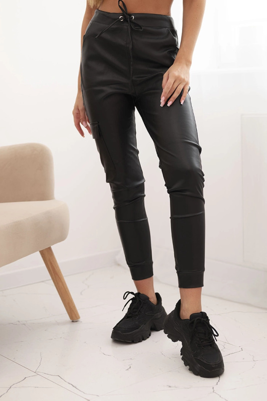 Kesi Dámské kalhoty z ekokůže s kapsami a vázáním v pase hnědé Barva: Černá, Velikost: S