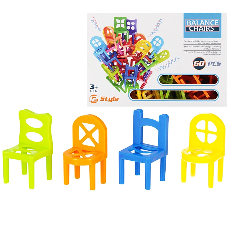 Hra stoličky – balanční věž ze 60 židliček