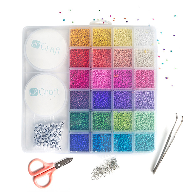 Sada korálků a příslušenství v plastové krabičce (24 barev)