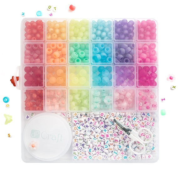 Plastové korálky v plastové krabičce (979ks)