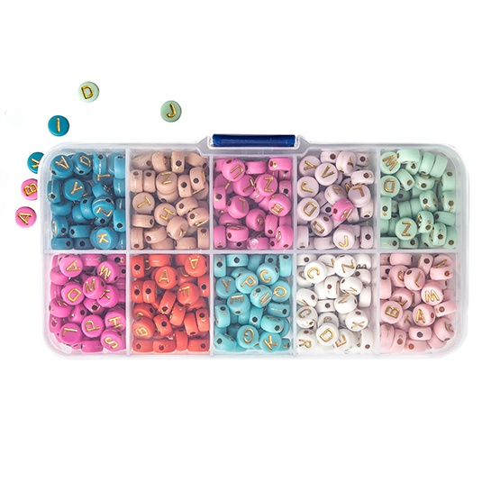 Plastové korálky navlékací s písmeny v plastové krabičce (282ks) barevné