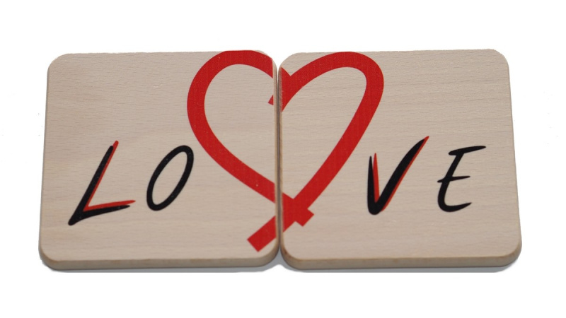 ČistéDřevo Dřevěný podtácek &quot;Love&quot; (2 ks)