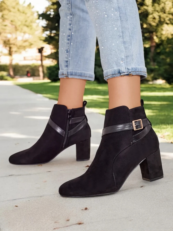 Resti Women's boots on a post Eloron