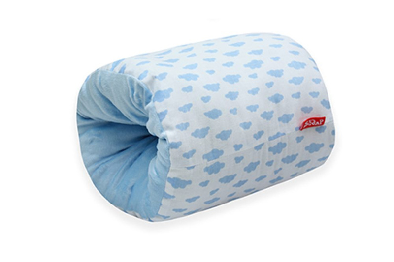 Scamp kojící rukávník, blue clouds