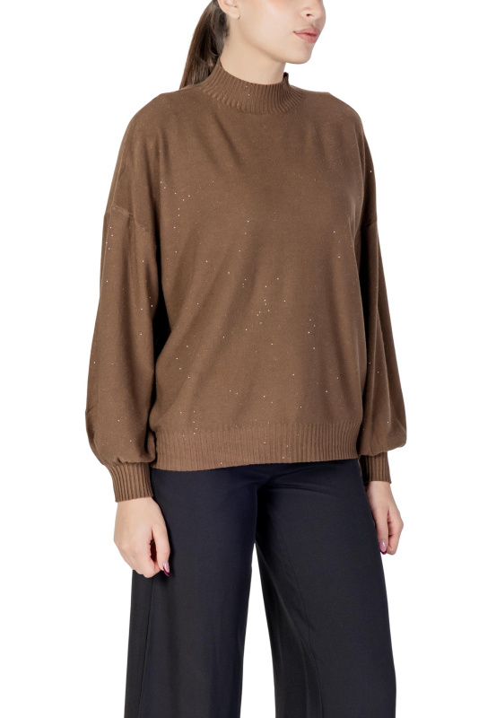 Hnědý svetr s dlouhými rukávy