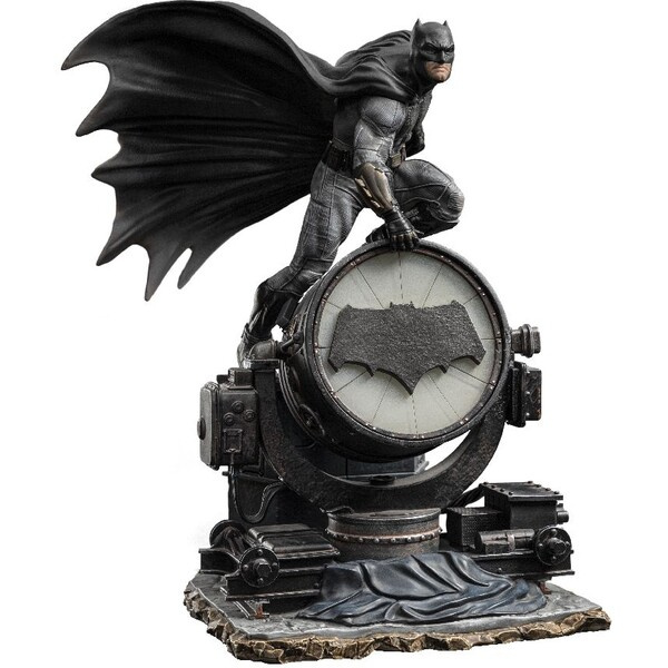 Soška Iron Studios Batman on Batsignal Deluxe - Zack Snyder`S Juistice League - DC Comics 28 cm