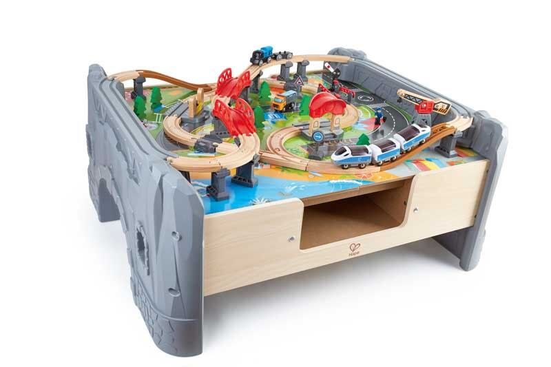 Hape Hrací stůl s vláčkodráhou 70 ks