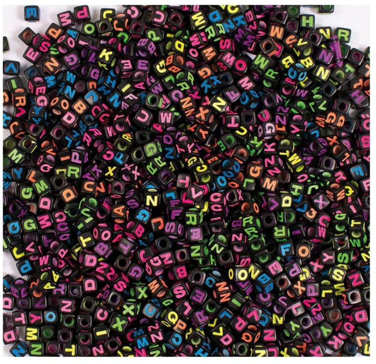 Černé korálky s neonovými písmenky, 300 ks
