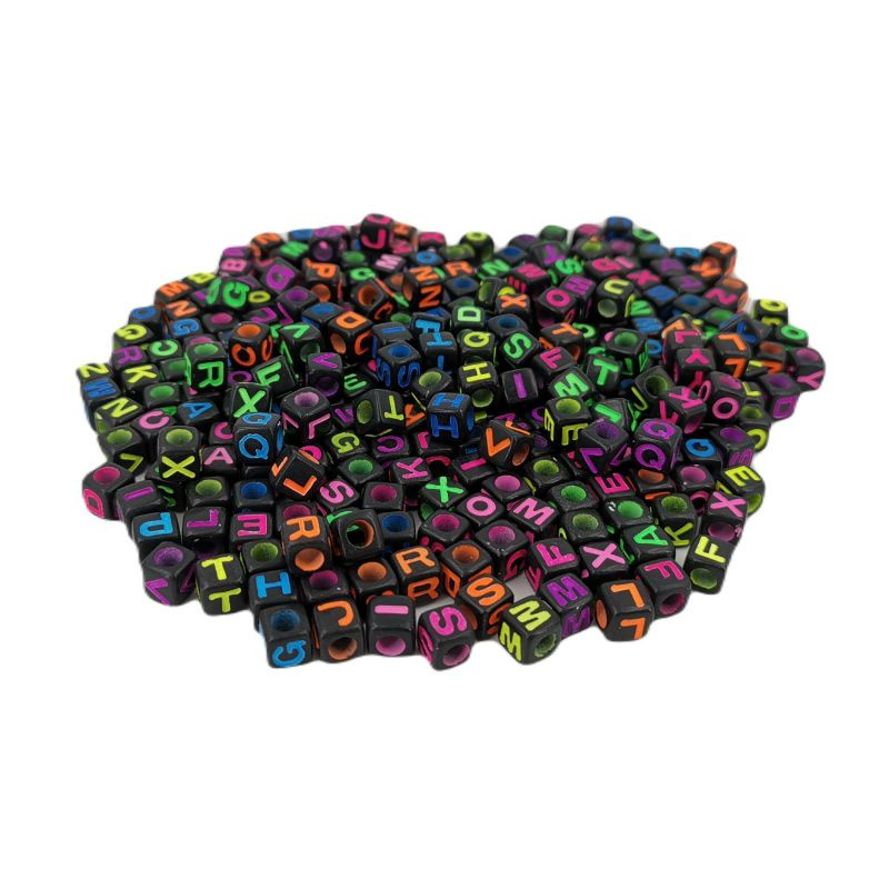 Černé korálky s neonovými písmenky, 300 ks